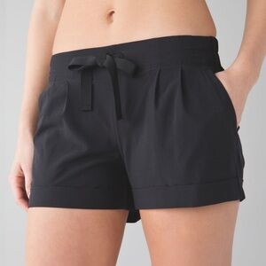 Lululemon Spring Break Away II Shorts in Black Size 8